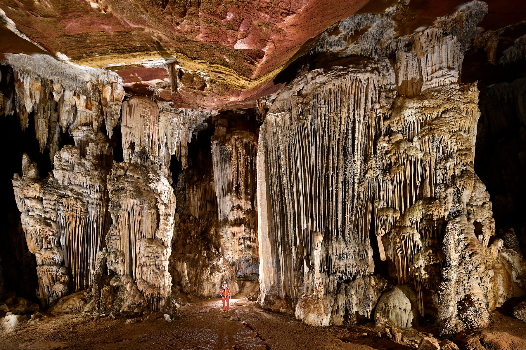 Gruta do Tamboril (Minas Gerais, Brésil) -  Spéléo au milieu d'une grande salle avec concrétions massives